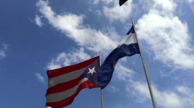 Porto Riko ve Nikaragua 'nın bayrakları Managua' daki beyzbol oyuncusu Roberto Clemente onuruna gökyüzünde sallanıyor.