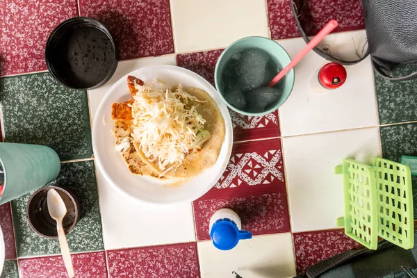 Kızarmış domuz eti, tortilla ve lahana salatası. Geleneksel Nikaragua yemekleri genellikle kahvaltıda servis edilir.