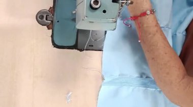 Guayabera tişörtü diken yaşlı bir Latin 'in kollarına yakın. Latin Amerika 'nın geleneksel giysileri