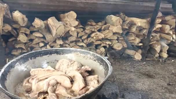 在尼加拉瓜农村的篝火上 用金属罐烤猪肉 — 图库视频影像