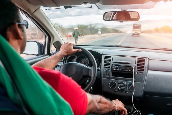 Nikaragua 'da otoyolda arabasını kullanan Afro kökenli Latin bir adam arkadan görmüş.