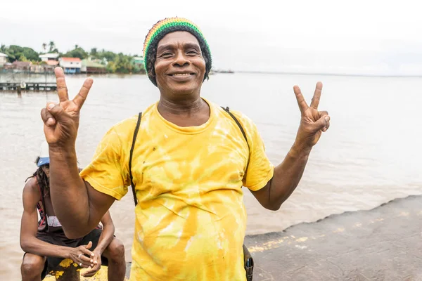 Aslen Orta Amerika 'nın Karayiplerinden gelen siyahi bir adam, Nikaragua' daki Bluefields iskelesinde.