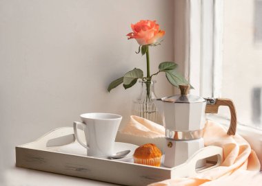 Beyaz bir yatak odasında bir fincan çay ve kahve. Arka planda mesaj için yer var.