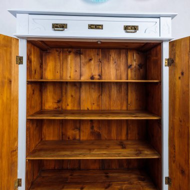 Tadilattan ve boyamadan sonra eski klasik mobilya vertikosu