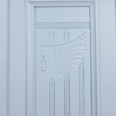 Tadilattan ve boyamadan sonra eski klasik mobilya vertikosu