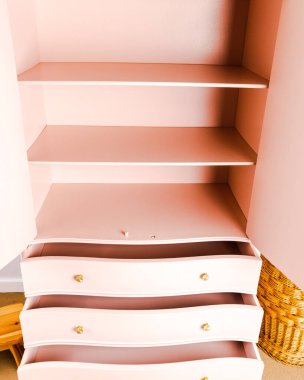 Yenileme ve boyamadan sonra eski mobilyalar