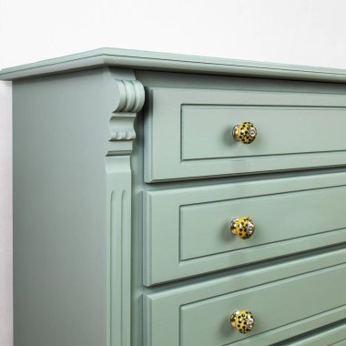 Stüdyoda yenileme ve resim yaptıktan sonra yeşil şifonyer.