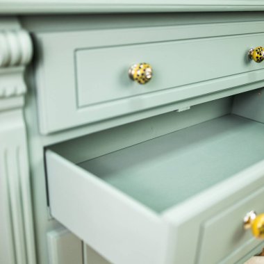 Stüdyoda yenileme ve resim yaptıktan sonra yeşil şifonyer.