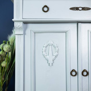 Maviyle boyanmış ahşap antika gardırop.