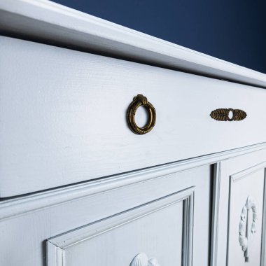 Maviyle boyanmış ahşap antika gardırop.