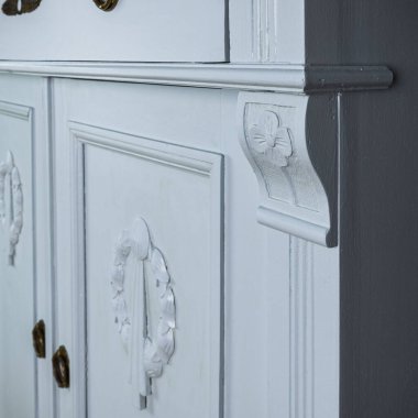 Maviyle boyanmış ahşap antika gardırop.