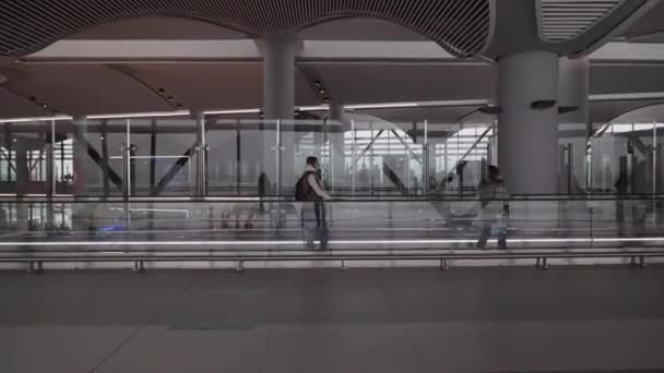Istanbulské Letiště Uvnitř Terminálu Lidé Procházejí Chodbou Poté Dorazili — Stock video