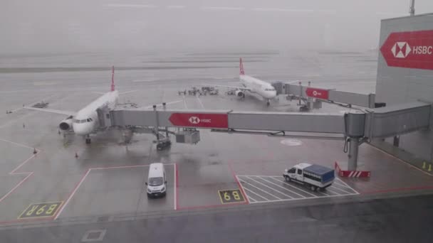 Tampilan Bandara Istanbul Dari Jendela Pesawat Berdiri Dekat Terminal — Stok Video
