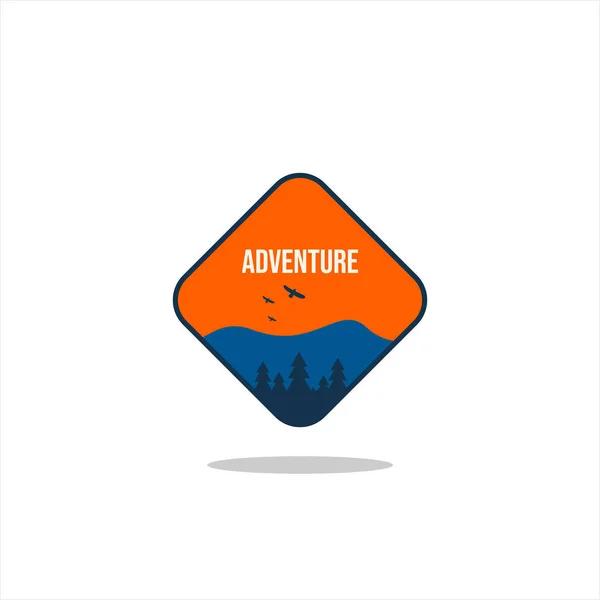 Étiquette Badge Logo Emblème Vintage Outdoor Adventure Avec Des Montagnes — Image vectorielle