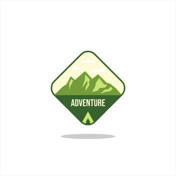Etiqueta Insignia Logotipo Emblema Vintage Adventure Outdoor Con Silueta Montañosa — Vector de stock