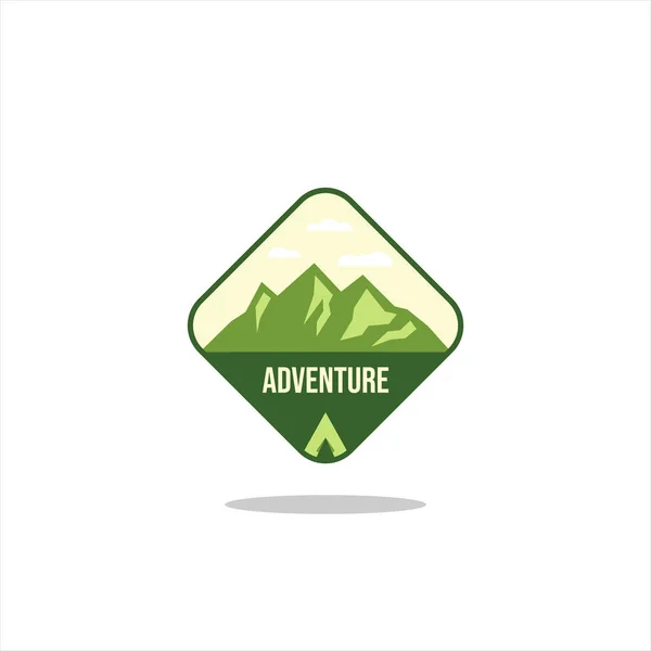 Étiquette Badge Logo Emblème Vintage Outdoor Adventure Avec Des Montagnes — Image vectorielle