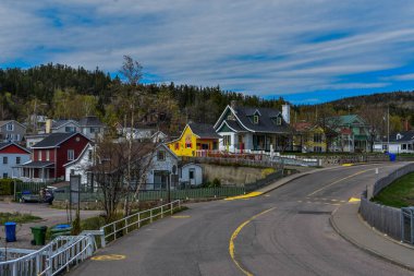 Yoldan Tadoussac şehrinin manzarası. Quebec 'te Saguenay Fjord ve Saint-Laurent nehri kavşağında bir köy..