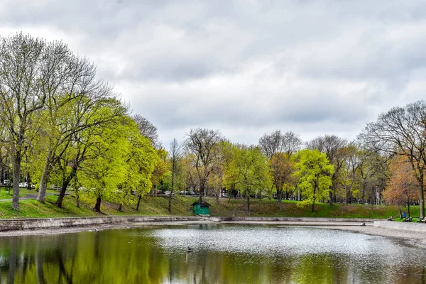 Montreal, Quebec, Kanada 'daki La Fontaine Park' taki göletlerden biri.