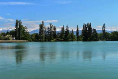 St-Andre Gölü manzarası ve Fransız Alpleri 'ndeki dağlar