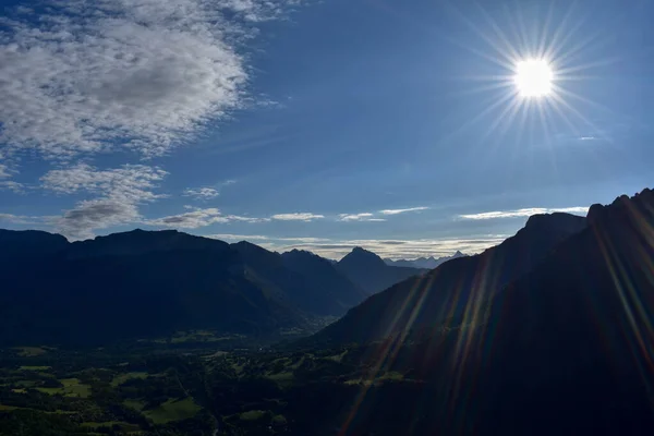 Fransız Alplerinde dağlarla ve bulutlarla güzel bir gün batımı