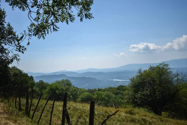 Dağları ve arka planında bir gölü olan güzel bir manzara.