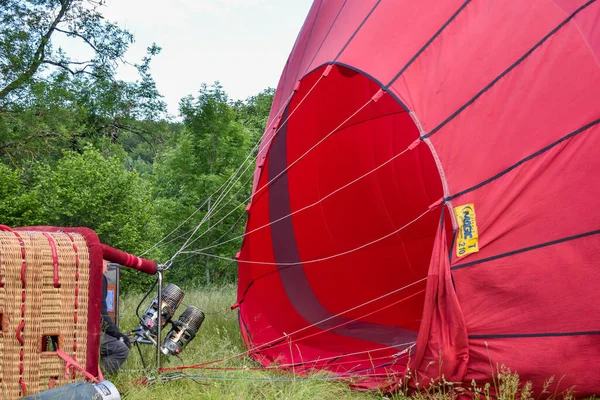 Sıcak hava balonu yerde şişiyor.