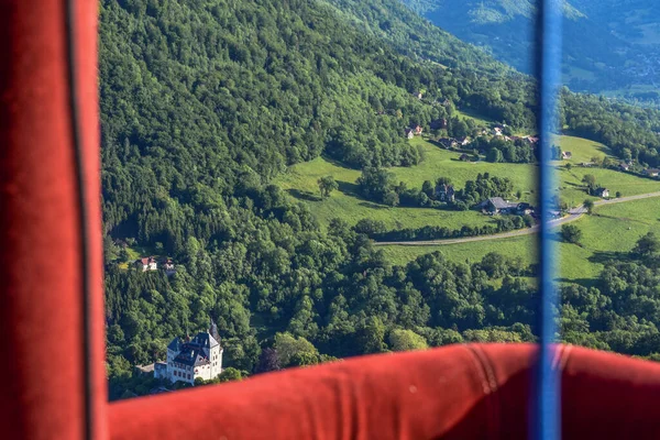 Bir orman manzarası ve sıcak hava balonundan evler.