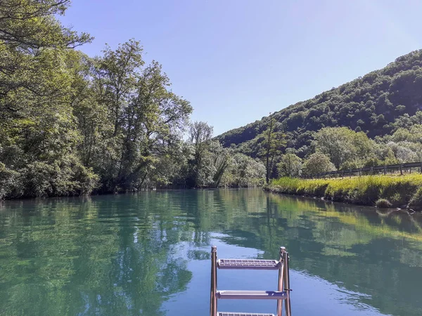 Bir tekneden doğal bir kanalın güzel manzarası.