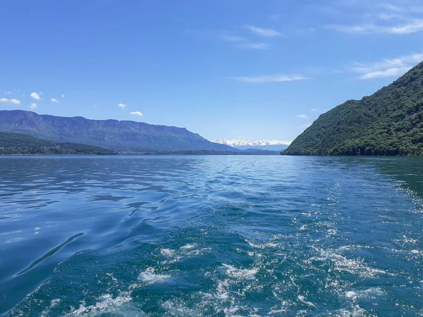 Fransız Alplerinde bir gölün ortasından dağ sırasının en güzel manzarası