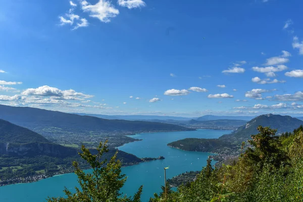 Annecy Gölü 'nün güzel manzarası bir dağdan