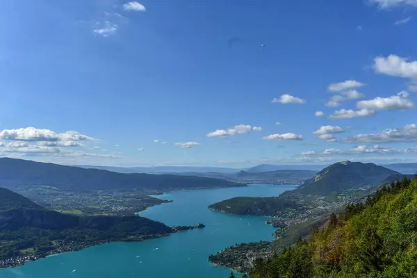 Yükseklerden Annecy Gölü 'nün panoramik manzarası
