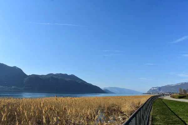 Spacer Krawędzi Lac Bourget Górach Francja — Zdjęcie stockowe