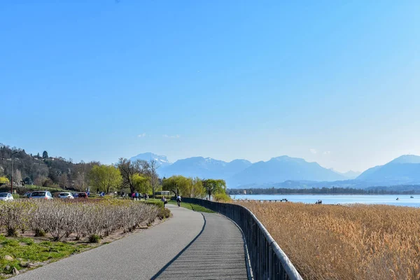 Beautiful Shot Boardwalk Front Lake Mountains — Stock Photo, Image
