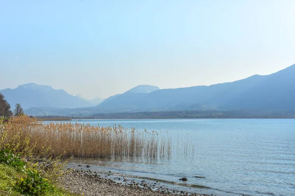 Bourget Gölü ve Fransız Alpleri 'ndeki dağlarla güzel bir manzara.