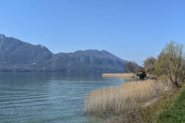 Bourget Gölü 'nün dağlardaki doğal manzarası.