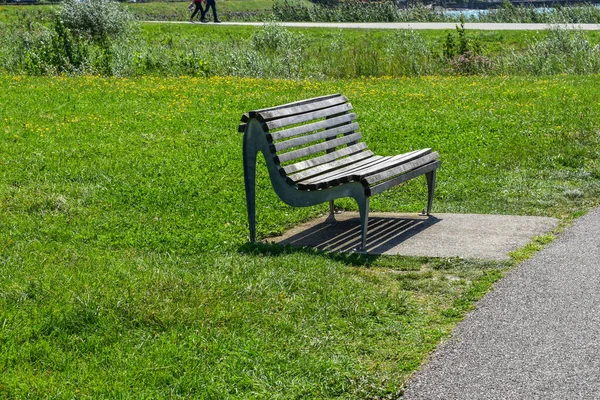 Yeşil bir parkta bir bank.