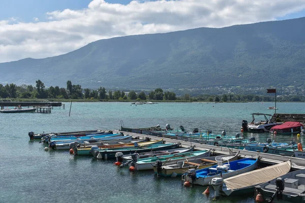 Savoie 'de Bourget Gölü' ne demirlemiş tekneler (Fransa))