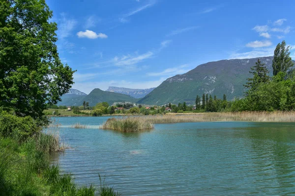 St-Andre Gölü manzarası ve Fransız Alpleri 'ndeki dağlar