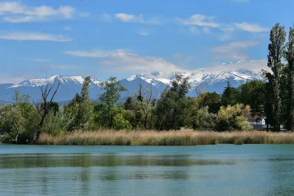 St-Andre Gölü manzarası ve Fransız Alpleri 'ndeki dağlar