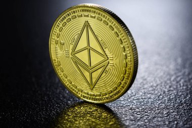 Karanlığa yansıyan altın kripto para birimi, Ethereum
