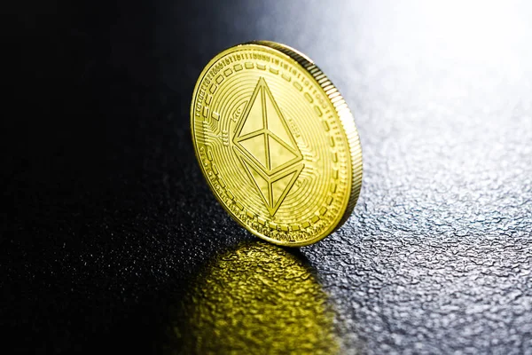 Karanlık arka planda parlayan ethereum madeni para