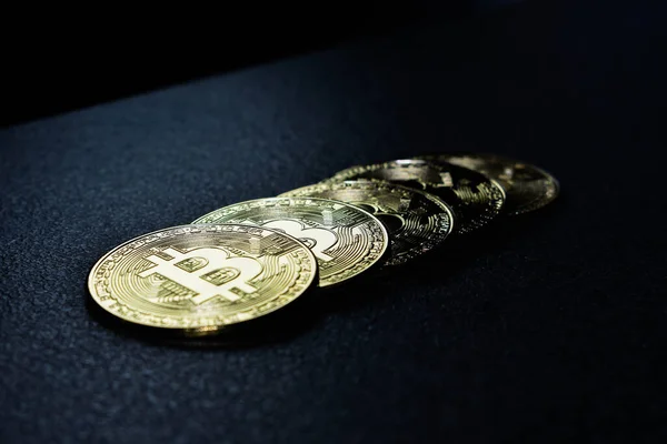 Koyu arkaplanda birkaç bitcoin