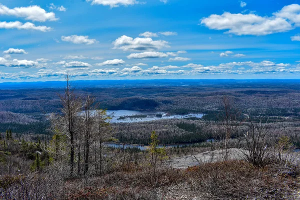 Bir göl ve tepeden bir nehir manzarası. Monts-Valins Ulusal Parkı, Quebec, Kanada