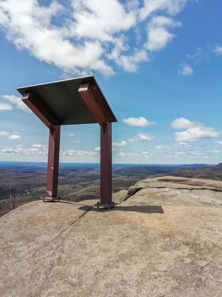 Monts-Valins Ulusal Parkı, Quebec, Kanada 'daki bir kayanın bilgi panosu