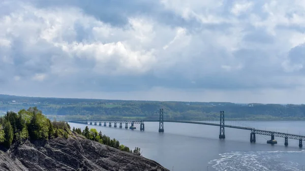 Montmorency Şelalesi ile Orleans Adası arasındaki Saint Lawrence nehrinin karşısındaki köprüye bakın. Quebec, Kanada
