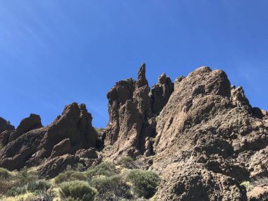 Tepenin zirvesinde. İnanılmaz bir uçurum fotoğrafı. Güzel manzara ve manzara. Yeşil dağlar