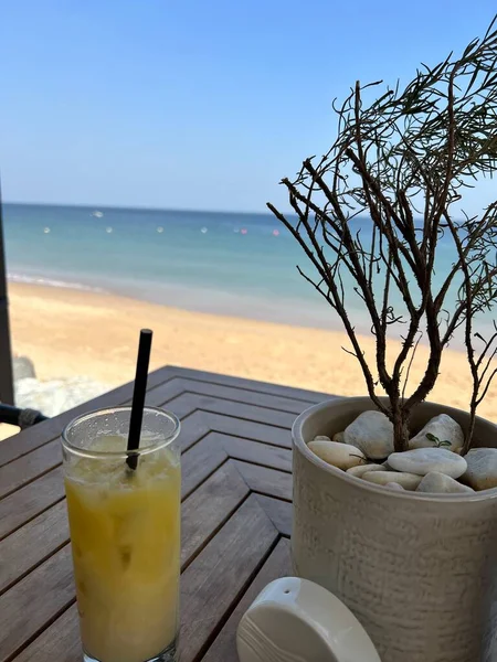 Питьевой коктейль в ресторане на пляже с видом на море — стоковое фото