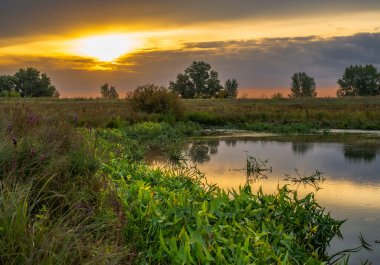 Şafakta Sarpinsky Adası 'nda güzel bir göl