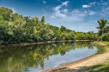 Sıcak yaz günü, gölde serin ve sakin