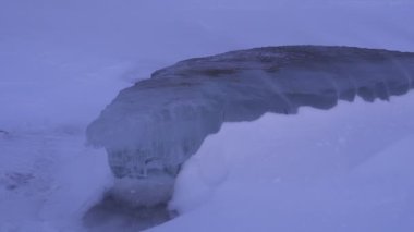 Derin Svalbard kışında kar fırtınası.